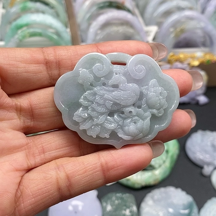 翡翠未镶嵌颈饰放漏，春彩锁牌