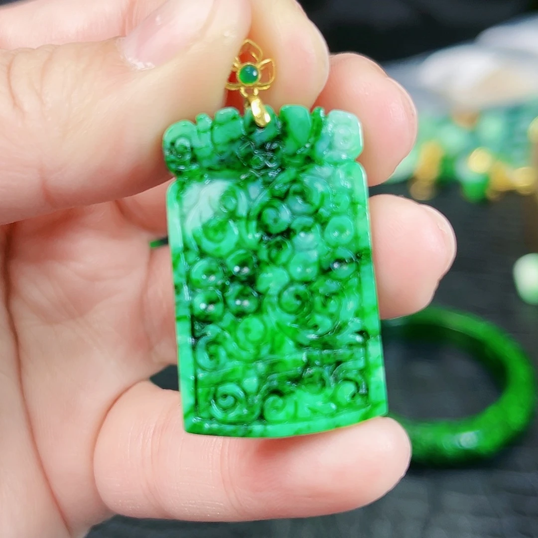 翡翠颈饰18K金镶嵌吊坠