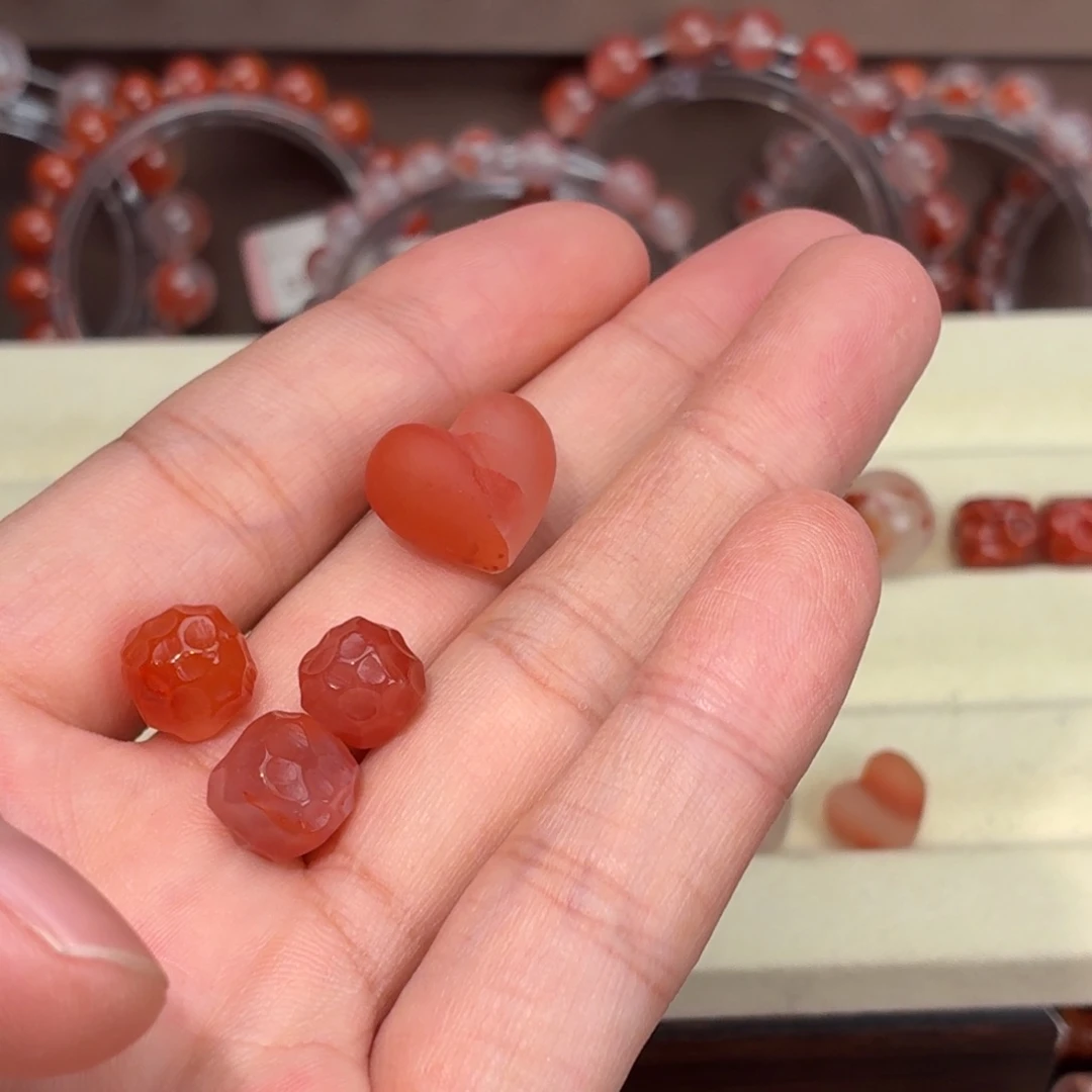 宸***猪未镶嵌川料南红玛瑙四颗