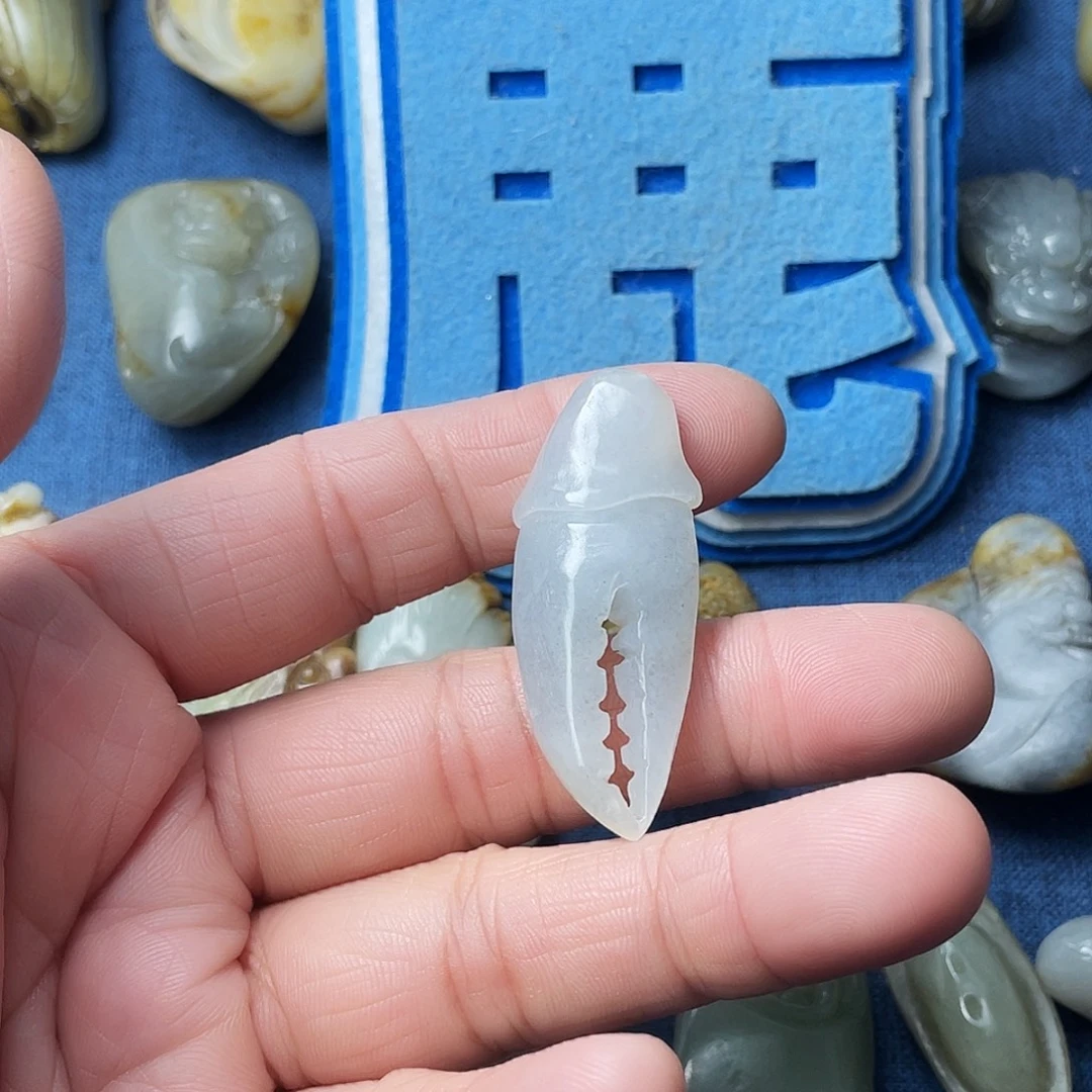 杨***事和田玉未镶嵌颈饰