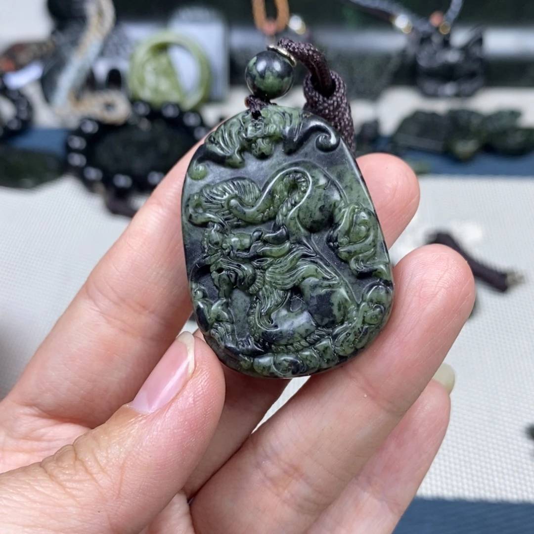 蛇纹石玉未镶嵌颈饰龙