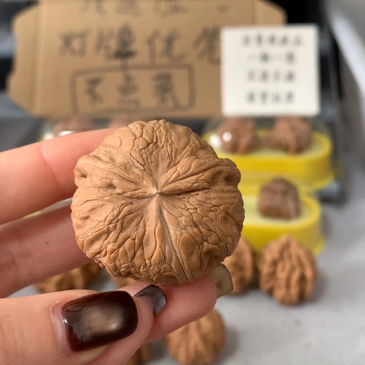 阿***哥文玩核桃吊坠异形单只，有瑕疵