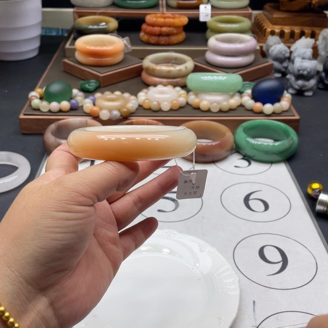 兔***Y石英岩玉未镶嵌手镯