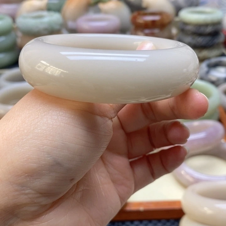 石英岩玉手镯未镶嵌开***?