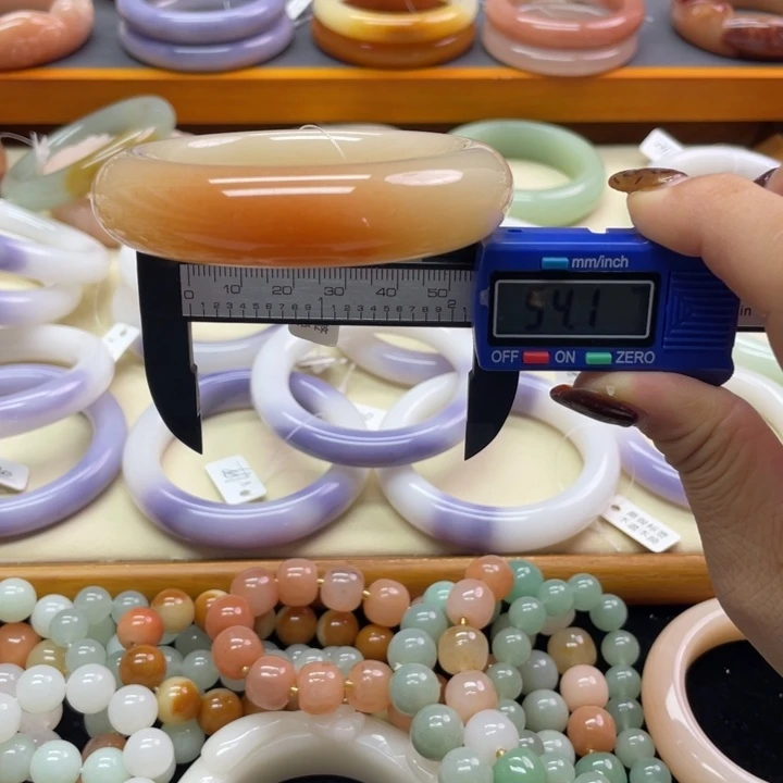 未镶嵌石英岩玉珠宝奇石