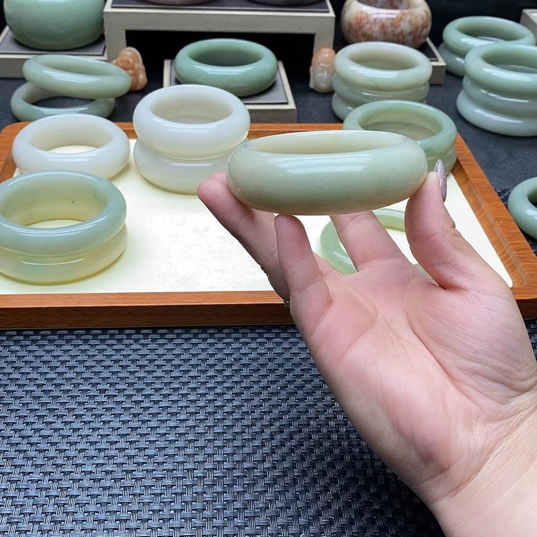 岁***匆石英质玉（佘太翠）手镯合金