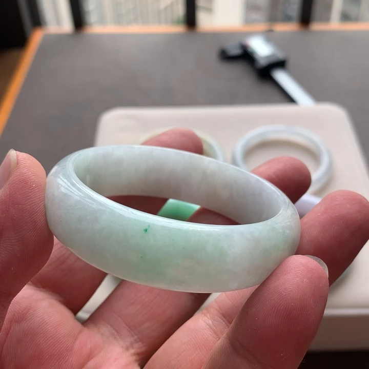 翡翠手镯未镶嵌天然翡翠手镯有小纹福利