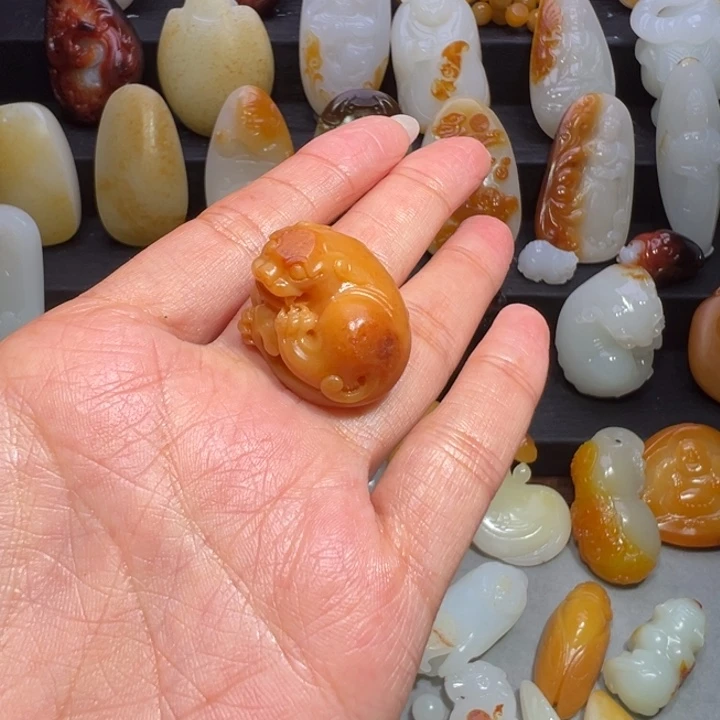 和田玉颈饰未镶嵌红***?