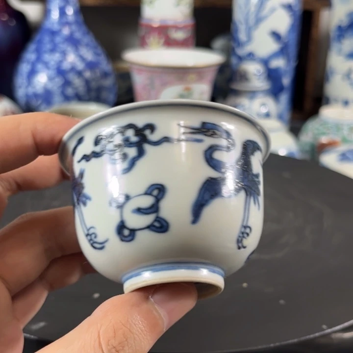一***动摆件一个青花的小杯子