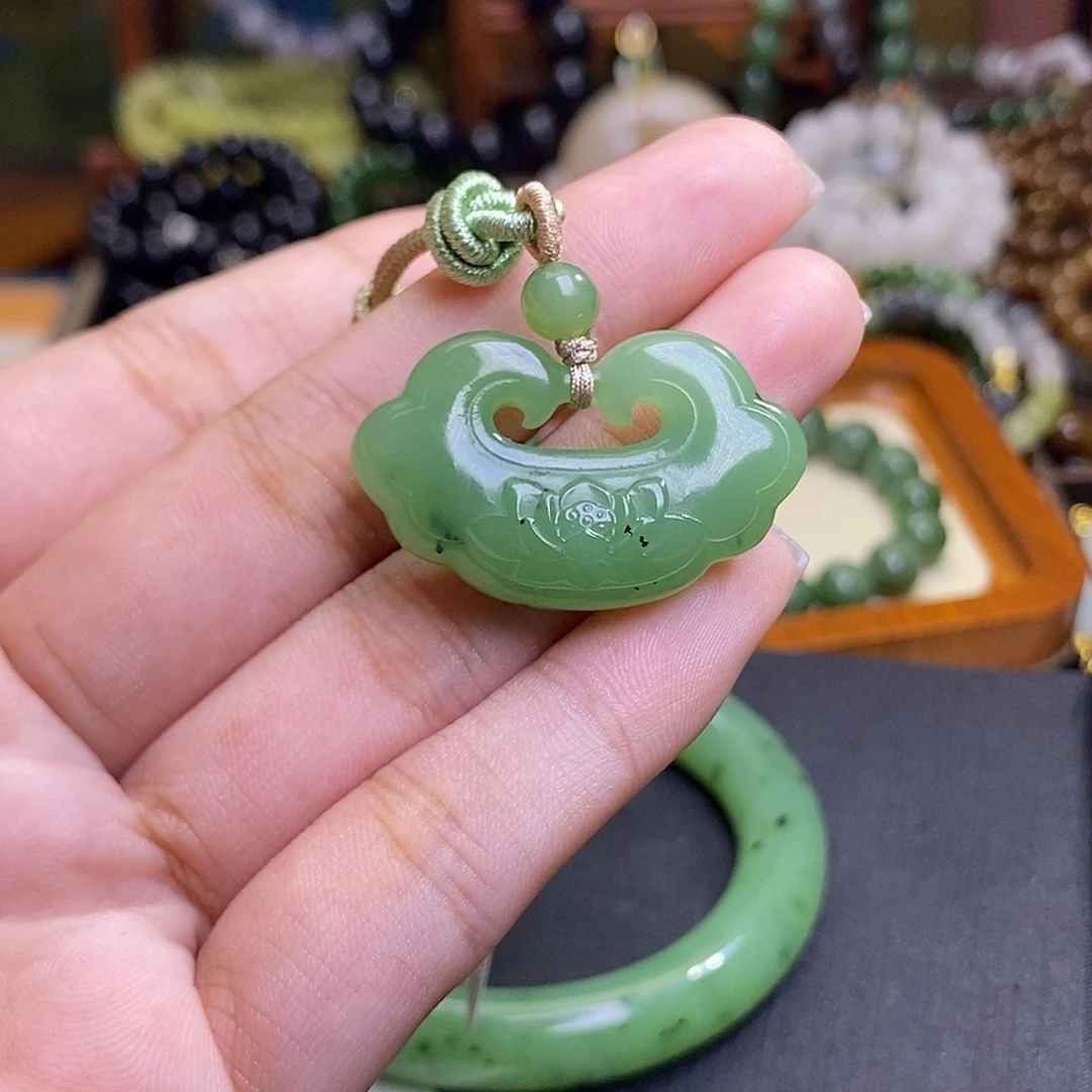 和田玉未镶嵌颈饰碧玉果绿锁包