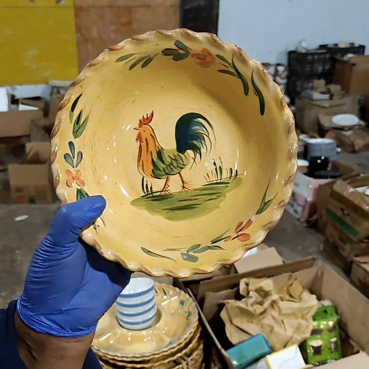 瓷片盘子碗茶壶啥都有