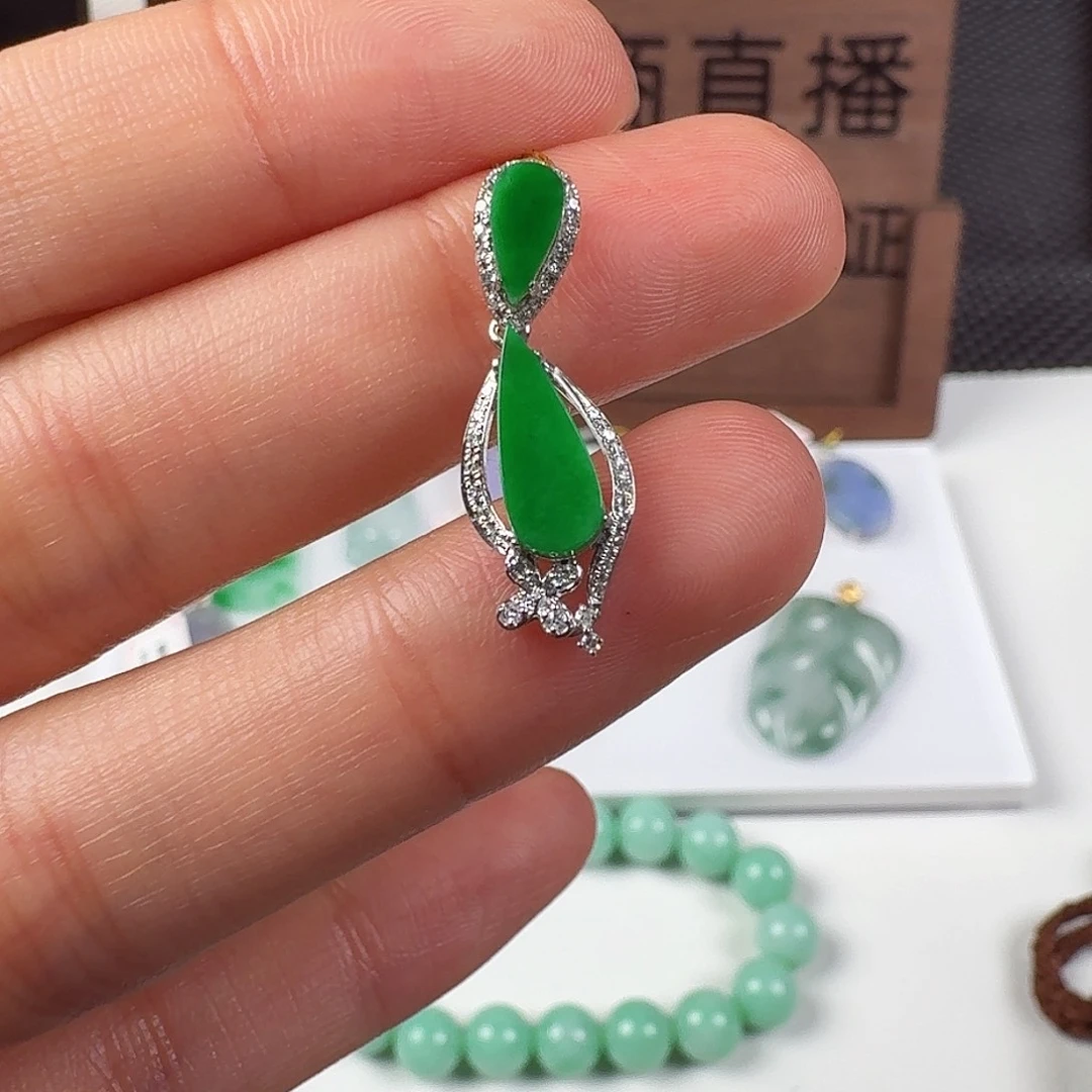 翡翠18K金镶嵌颈饰