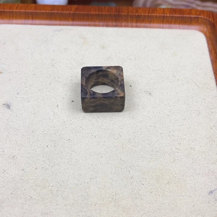 半***糖蛇纹石玉未镶嵌戒圈