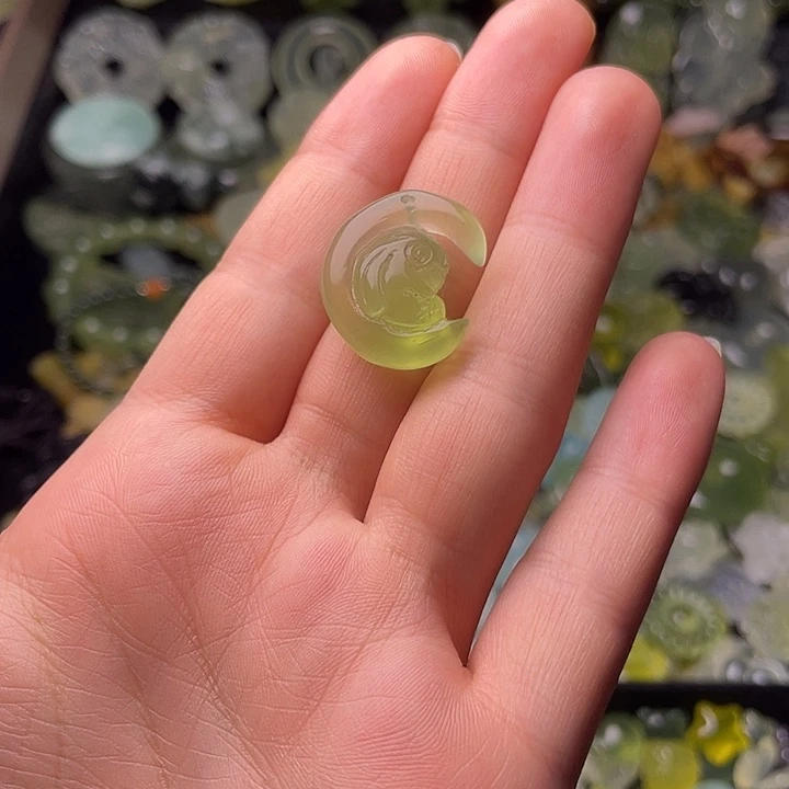 蛇纹石玉合金颈饰月亮兔
