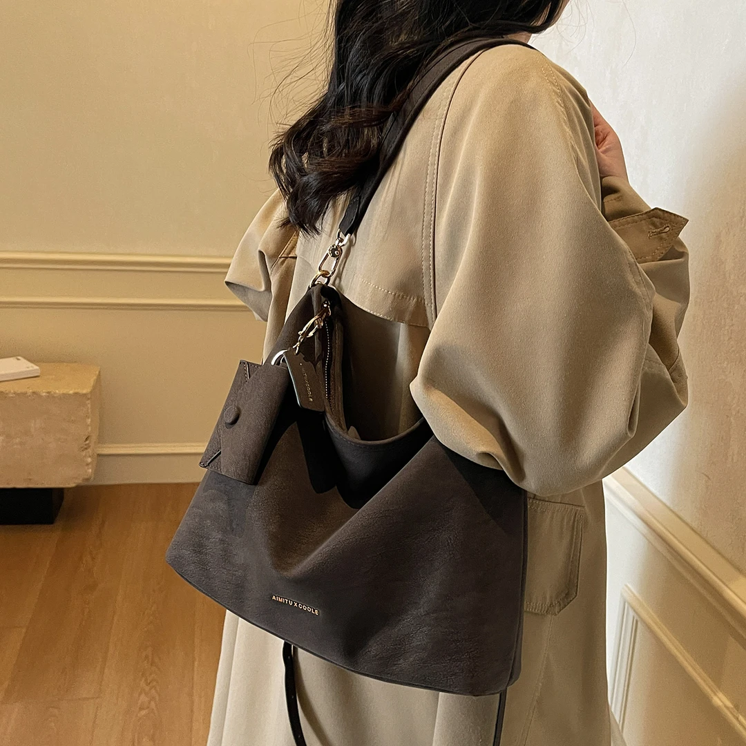 艾米兔女包2025新款休闲简约百搭纯色大容量洋气质感斜挎单肩包