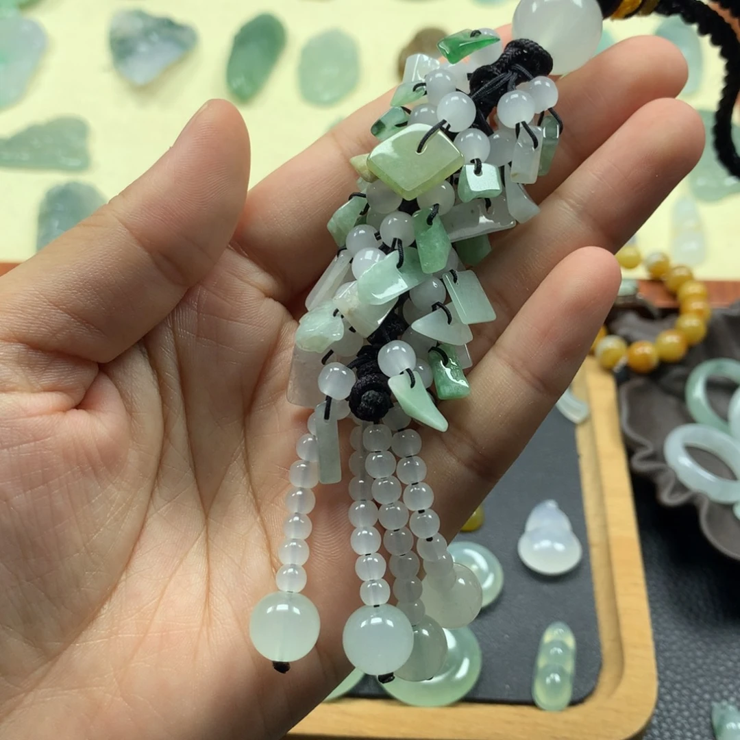 翡翠未镶嵌颈饰车挂