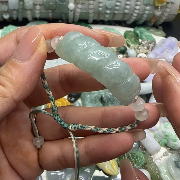 翡翠未镶嵌颈饰手牌