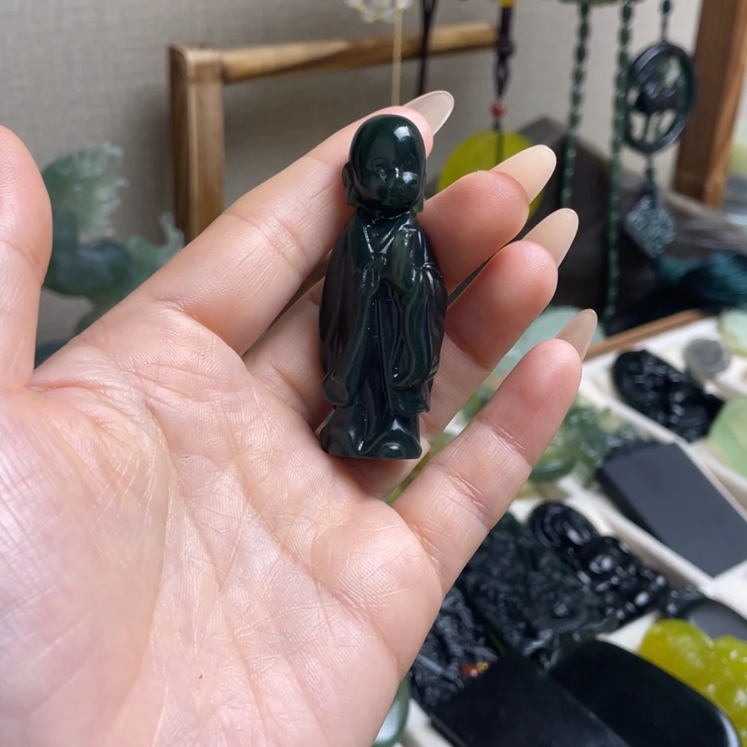 一***人蛇纹石玉未镶嵌小摆件