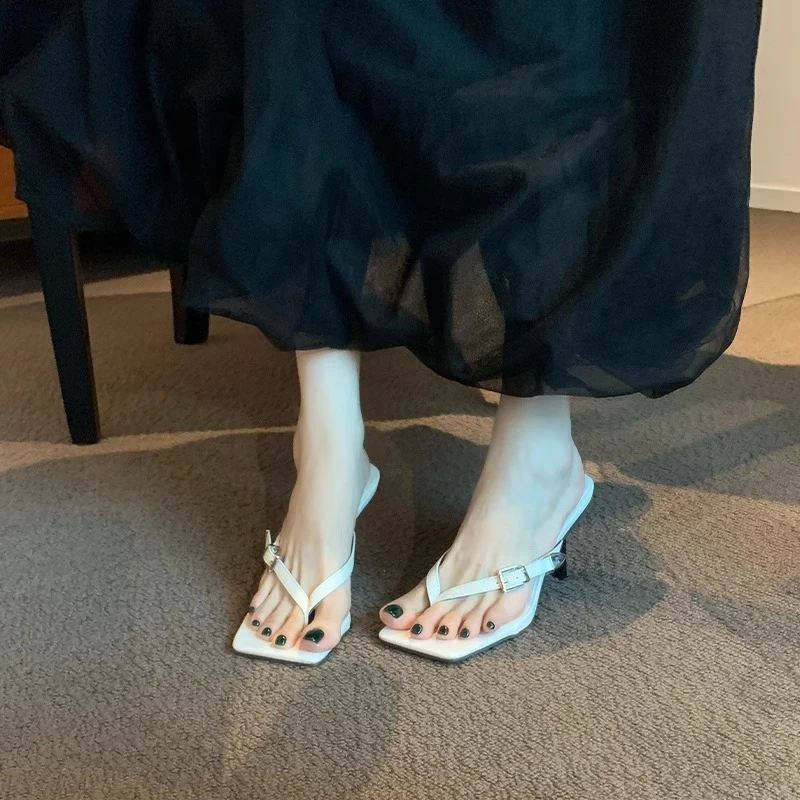 2025夏季白色人字拖女外穿方头夹趾细跟高级感百搭高跟时尚凉拖