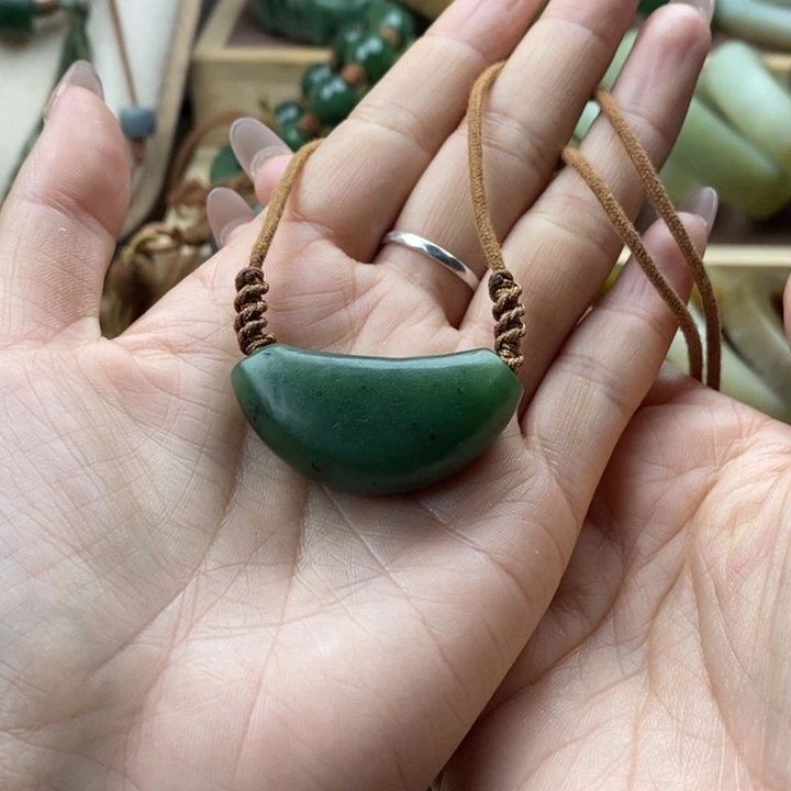 王***静和田玉未镶嵌颈饰