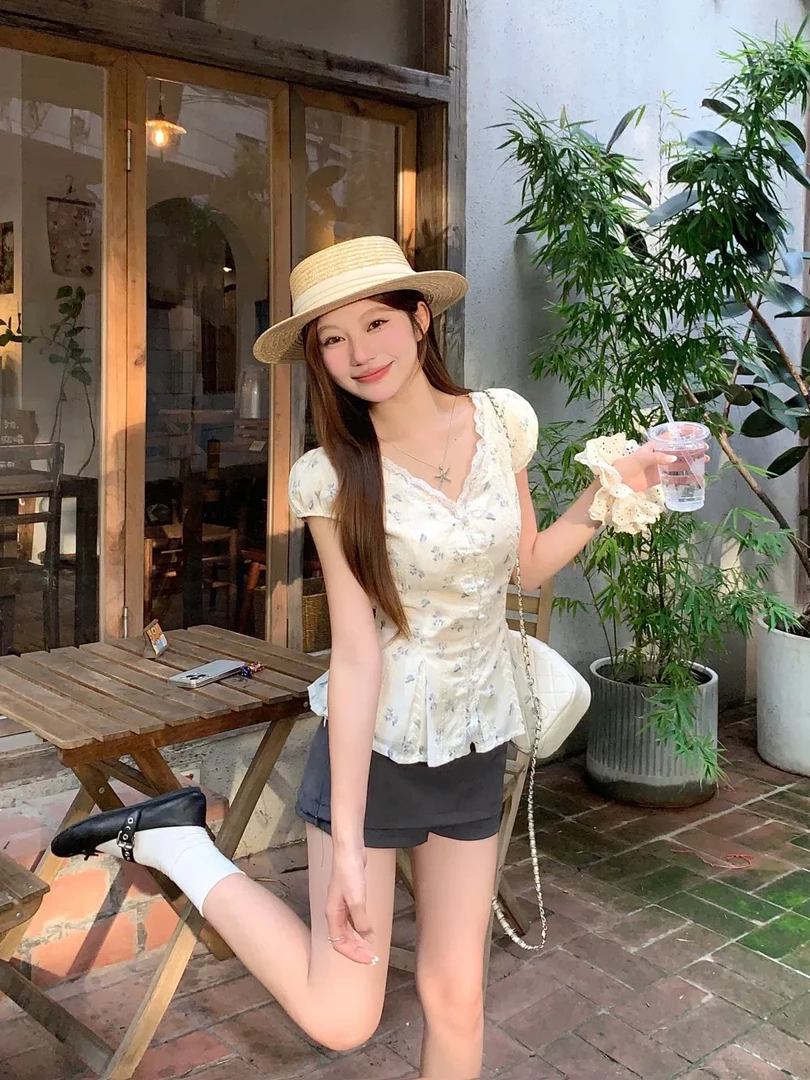 【小黄梨】法式气质蕾丝花边短袖衬衫收腰修身显瘦减龄碎花上衣