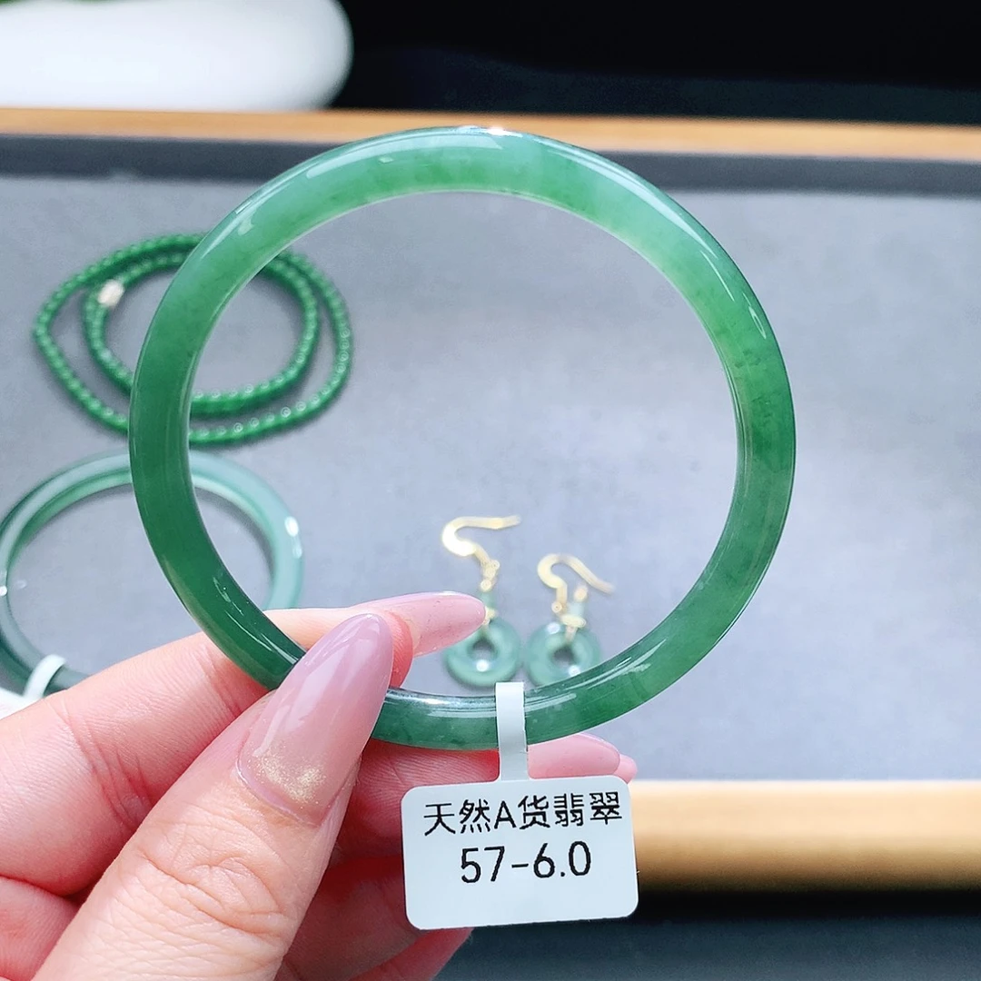 未镶嵌手镯（圆镯）翡翠
