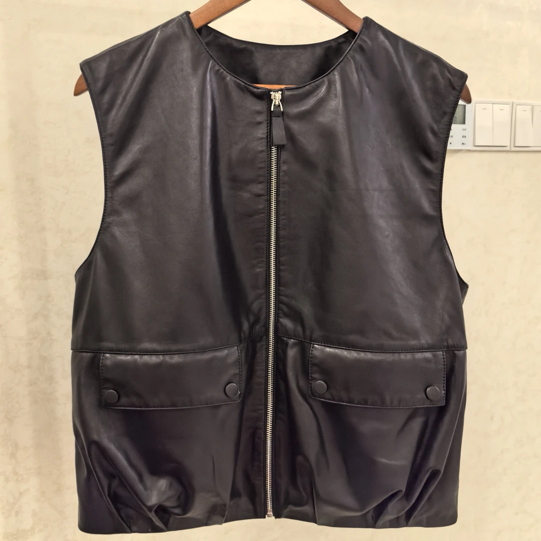 “伦敦秀场”时髦设计感无领拉链皮马甲