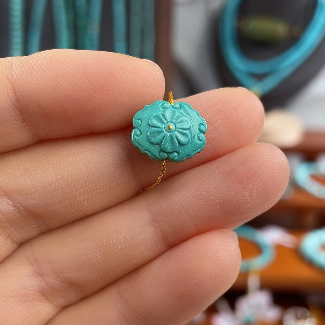 绿松石未镶嵌配饰原矿高瓷花型背云