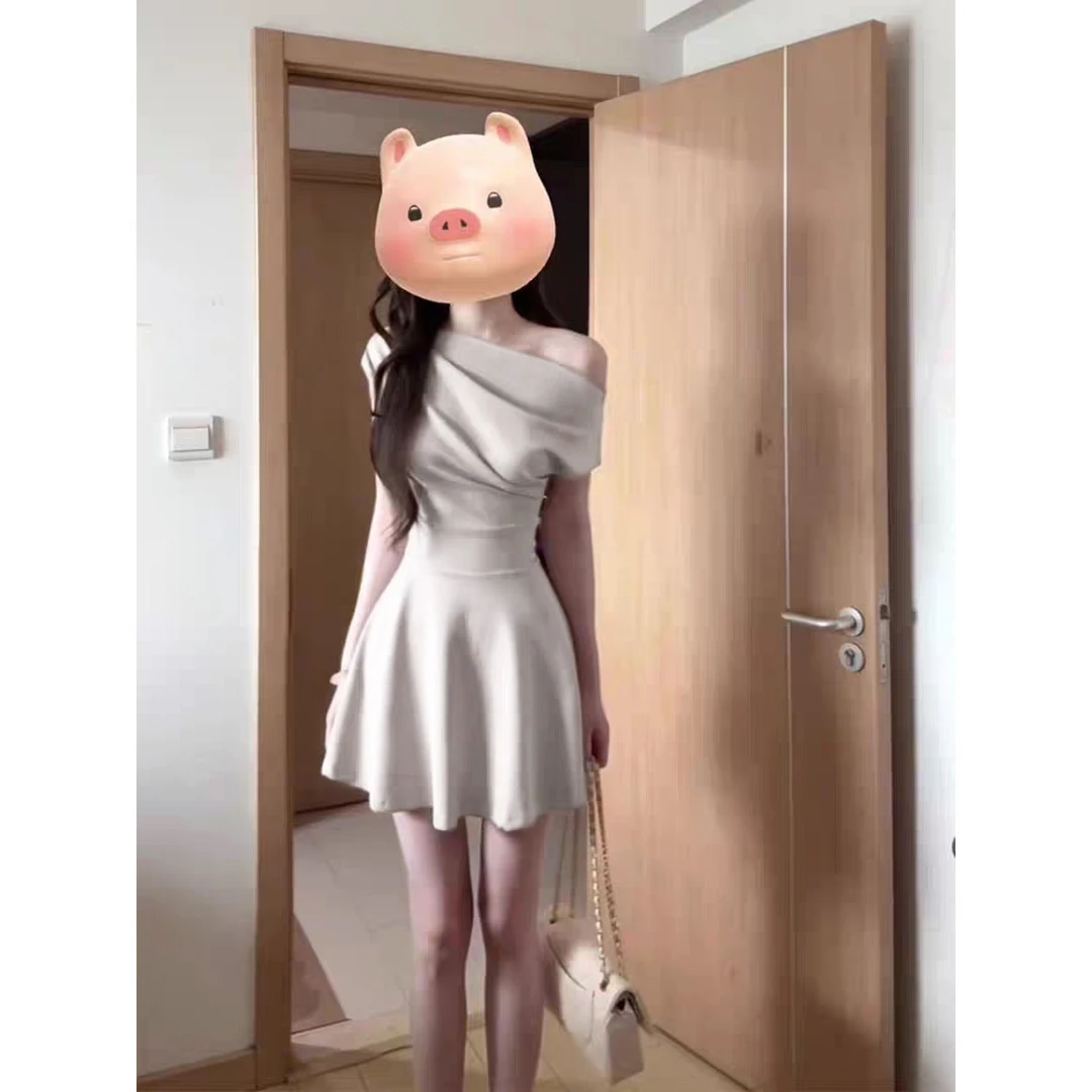 高级感气质米白色肩连衣裙女夏季2025新款收腰修身显瘦a字短裙