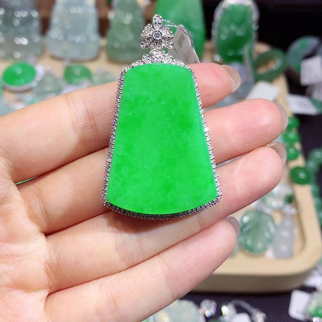 翡翠18K金镶嵌颈饰牌