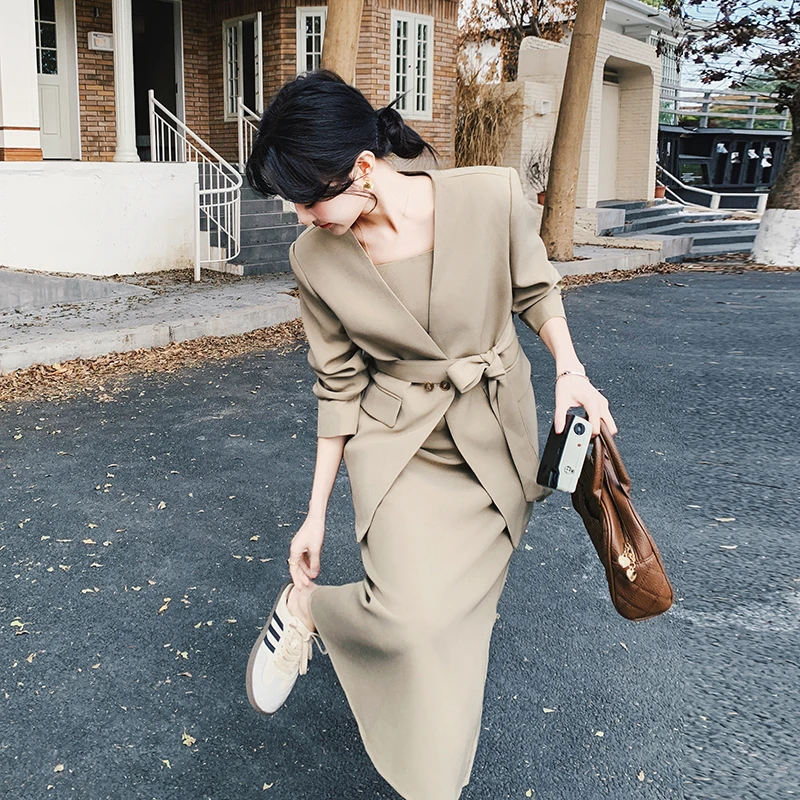 卡其色气质V领西装套装裙女2025年春季新款下摆开叉连衣裙两件套