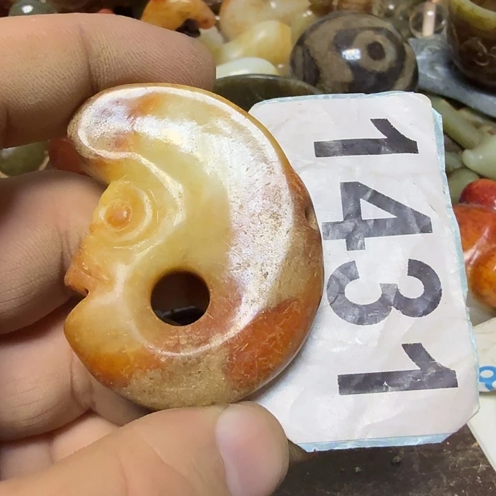 R***烟颈饰未镶嵌和田玉
