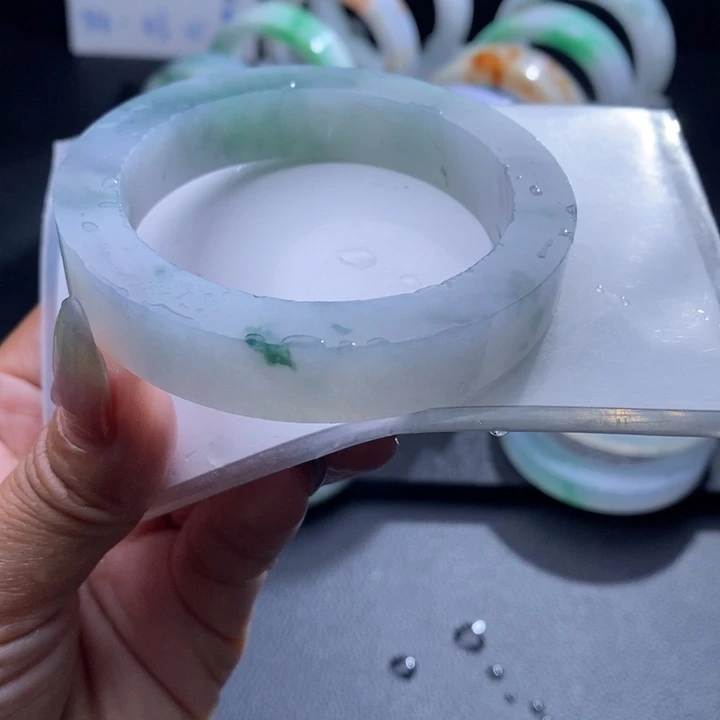 未镶嵌翡翠手镯定制翡翠