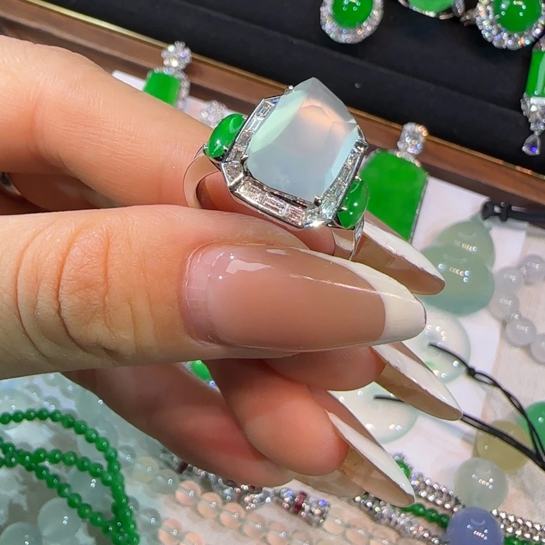 翡翠18K金镶嵌戒指