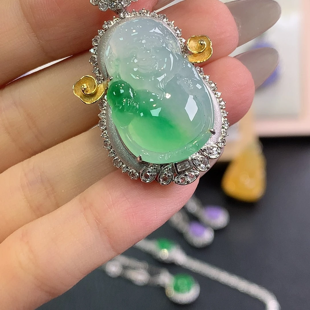 翡翠18K金镶嵌颈饰3、