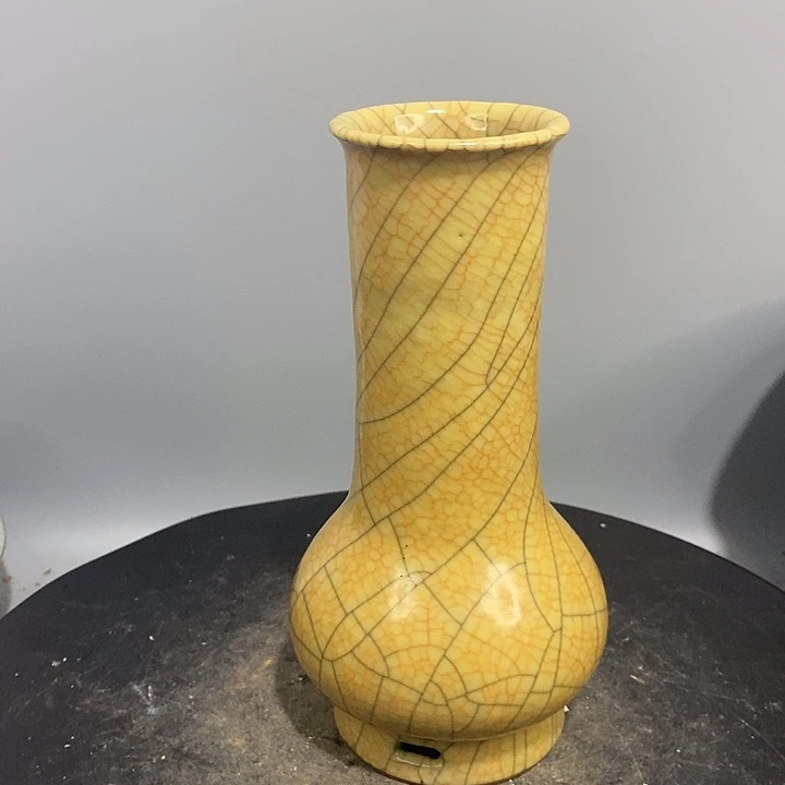 哥窑长颈瓶造型美观