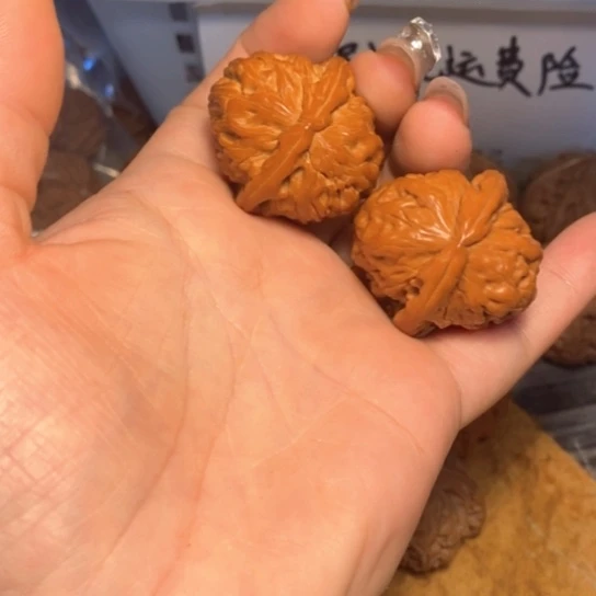 文玩核桃吊坠白狮子