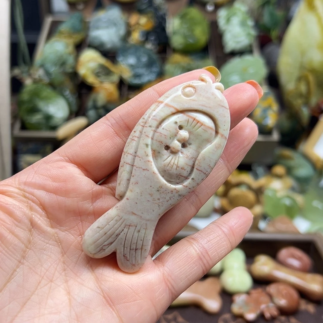 岫玉未镶嵌颈饰梅**莎辽阳粉鱼