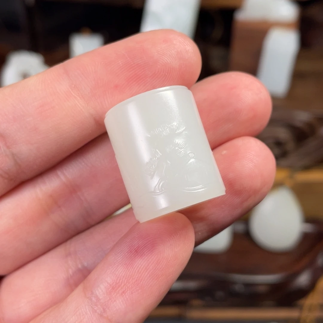 大***在和田玉（子料）未镶嵌颈饰