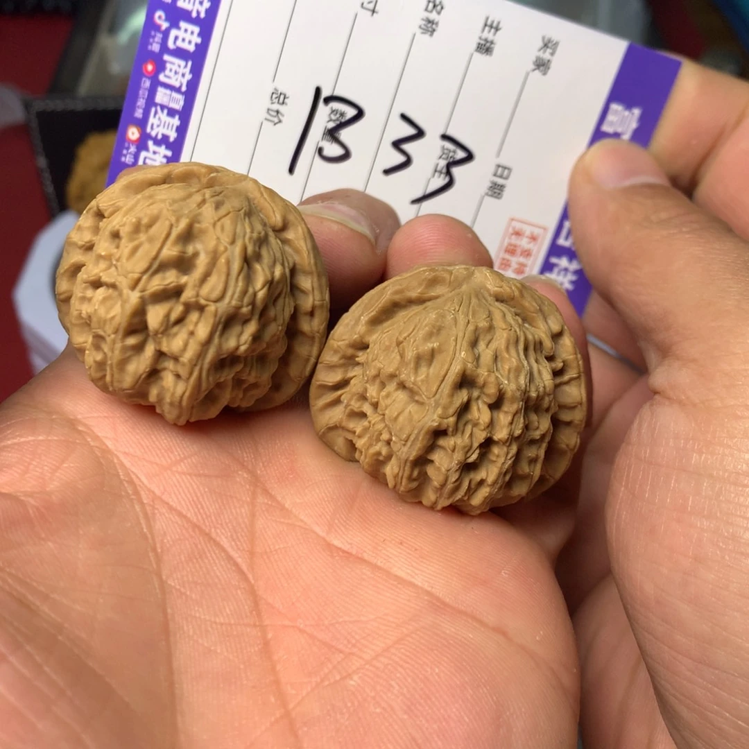 核桃把件三角白狮子尺寸38