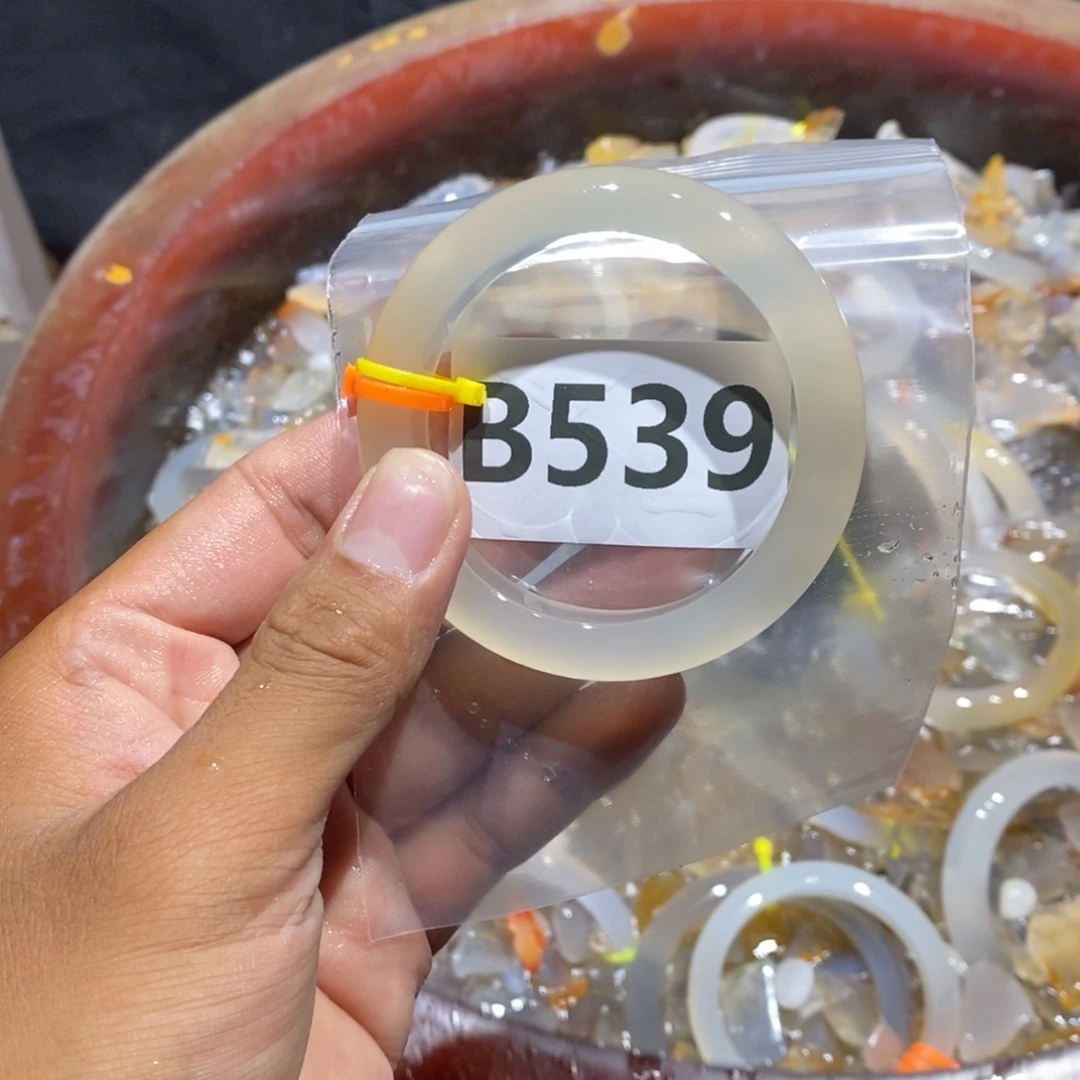 雅****手镯玛瑙/玉髓未镶嵌