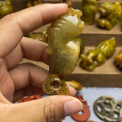 蛇纹石玉未镶嵌颈饰3