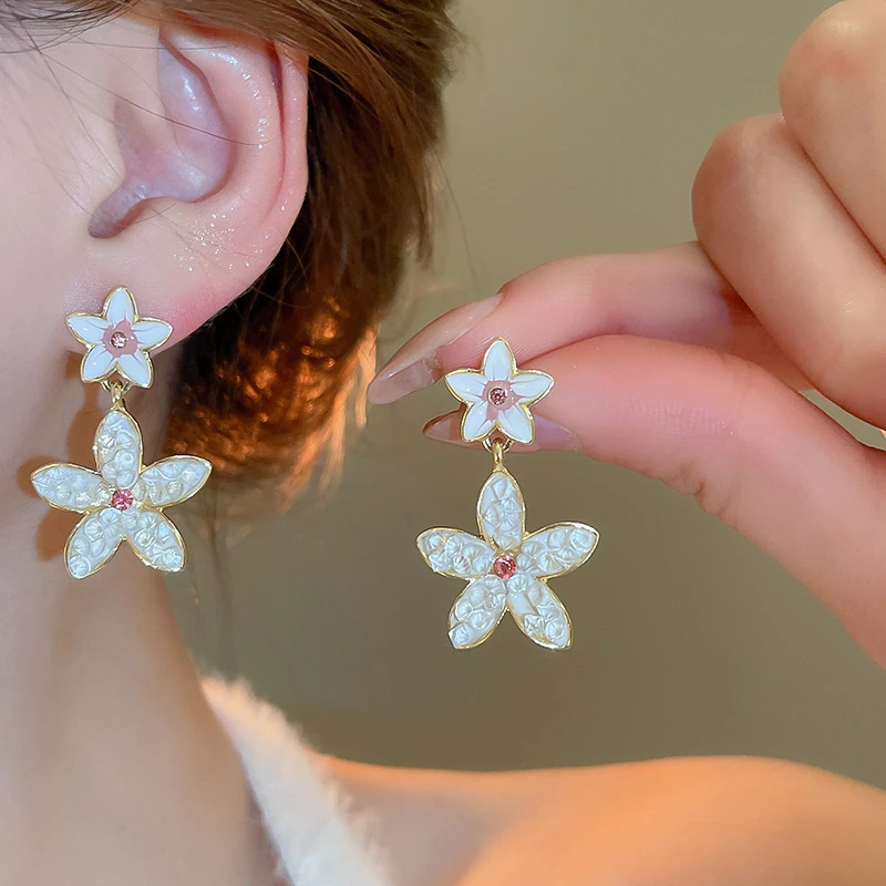 合金耳饰 白色花朵耳环轻奢高级感气质耳钉温柔耳饰女