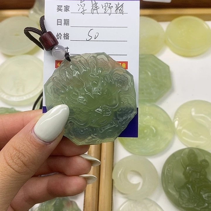 凉***猪蛇纹石玉合金颈饰
