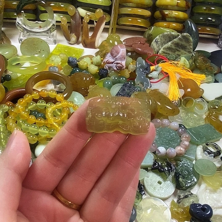 蛇纹石玉未镶嵌颈饰