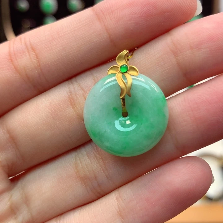 翡翠18K金镶嵌颈饰翡翠