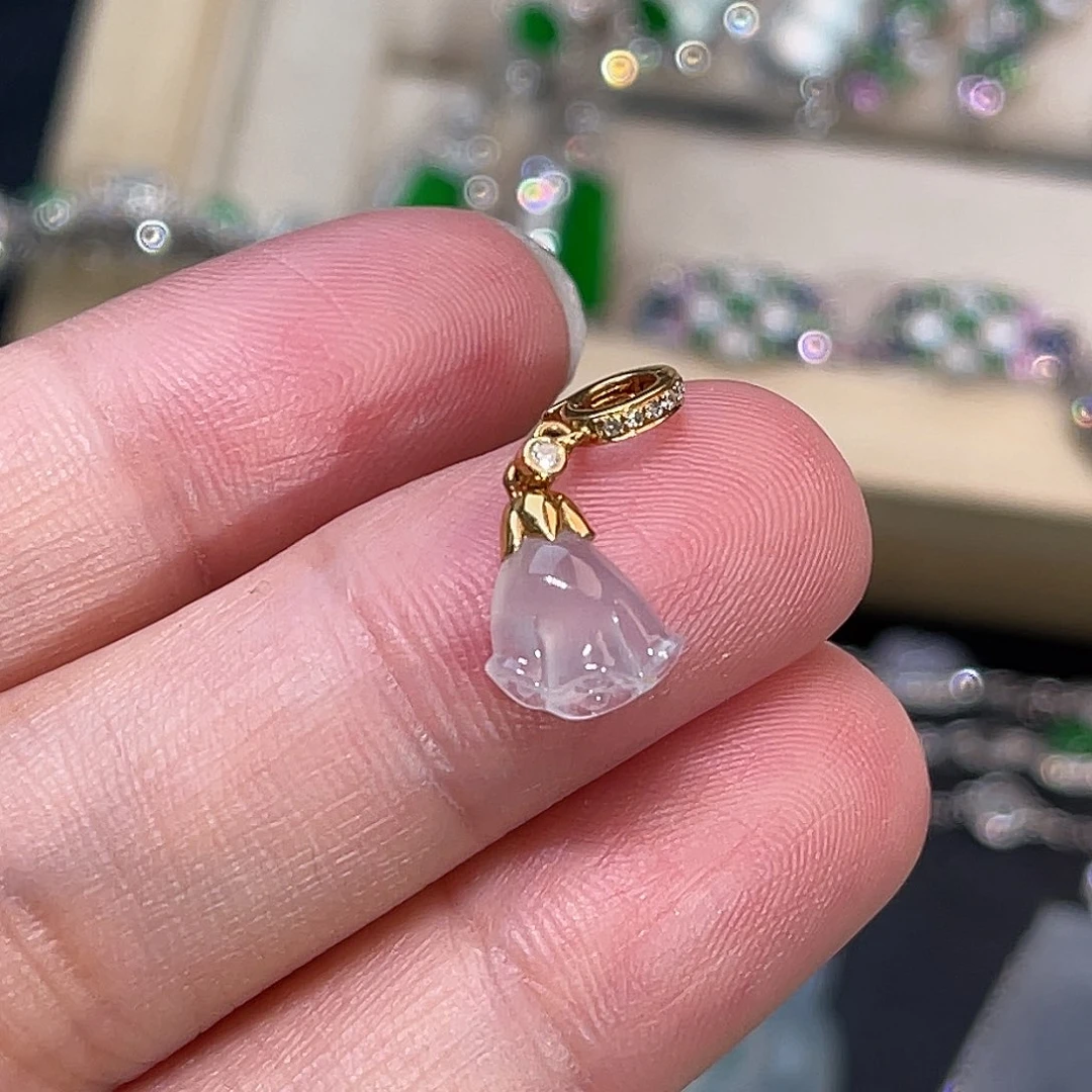 翡翠18K金镶嵌颈饰莲蓬头