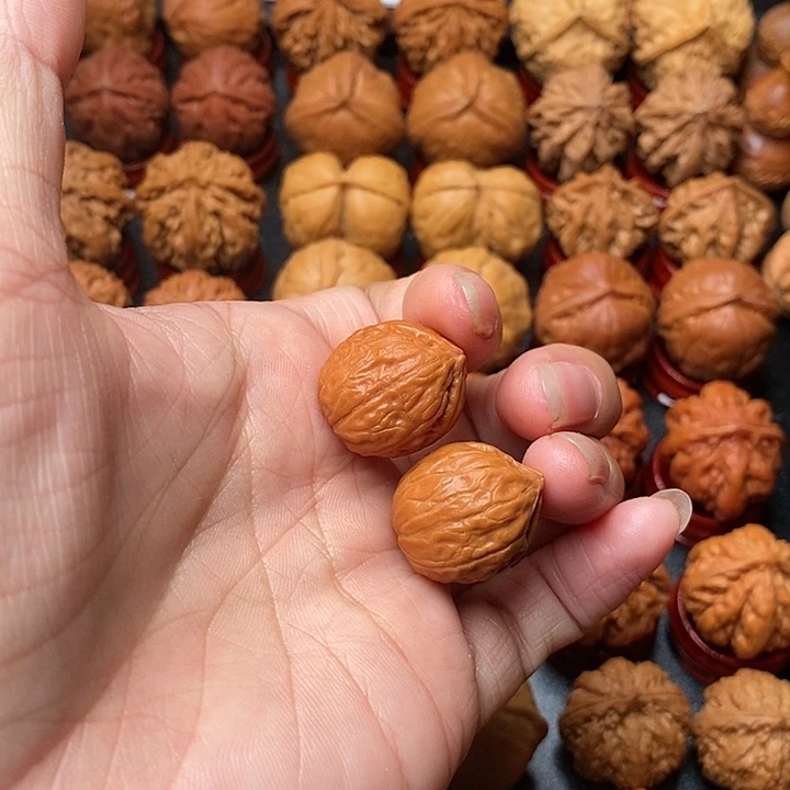 文玩核桃吊坠桃心