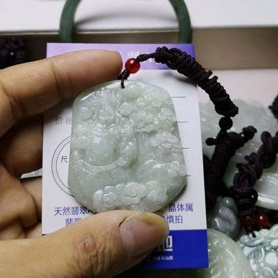 翡翠未镶嵌颈饰挂件