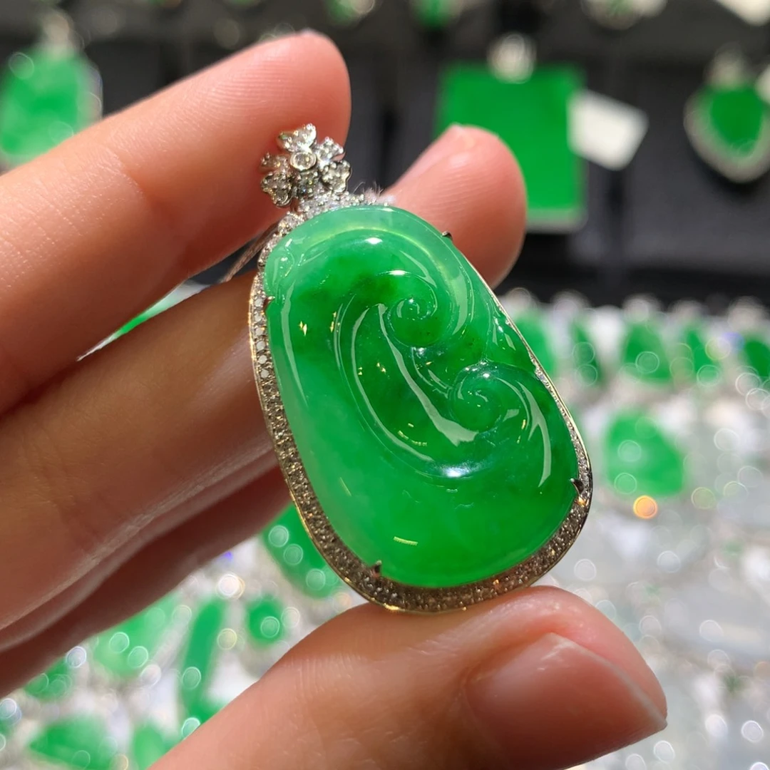 翡翠颈饰18K金镶嵌吊坠